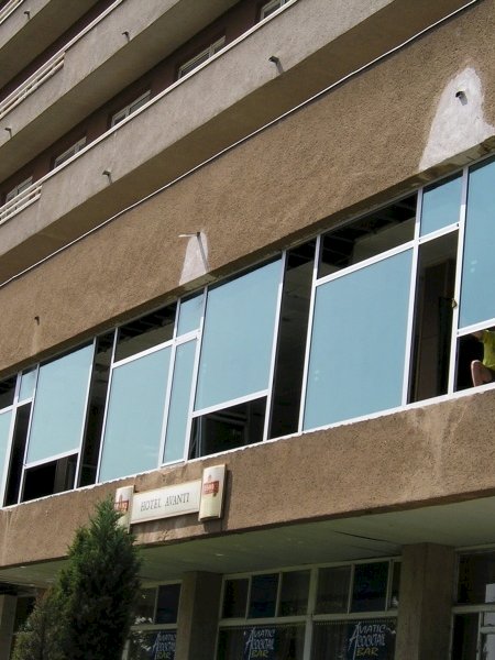 Zasklívání exteriérů - Pás oken tvořený čtverci a obdélníky různých velikostí