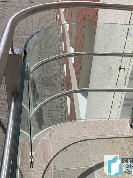 Zasklívání exteriérů - detail skleněného zábradlí balkonu