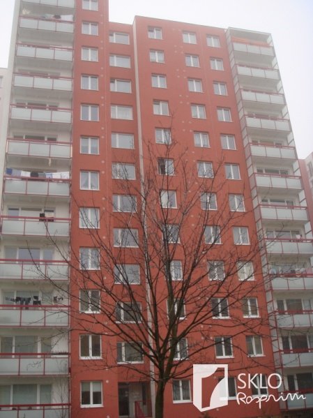 Zasklívání exteriérů - skleněná zábradlí balkonů bytového domu