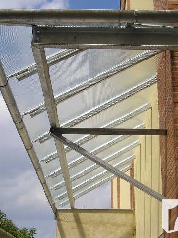 Zasklívání exteriérů - skleněná stříška nad vchodem do prodejny