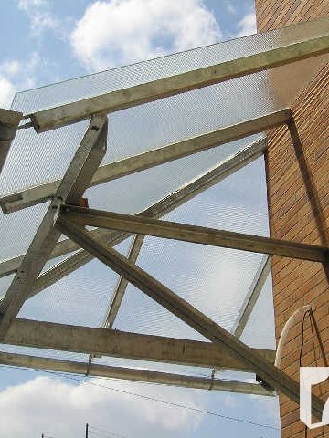 Zasklívání exteriérů - skleněná vchodová stříška
