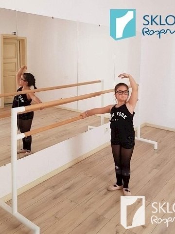 Dívka trénující balet u zrcadlové stěny