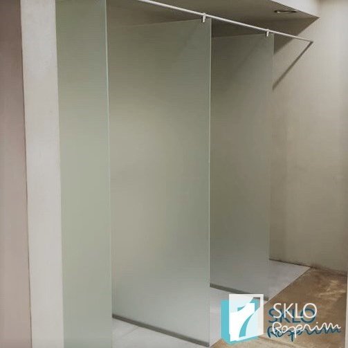 Skleněné příčky mezi společnými sprchami