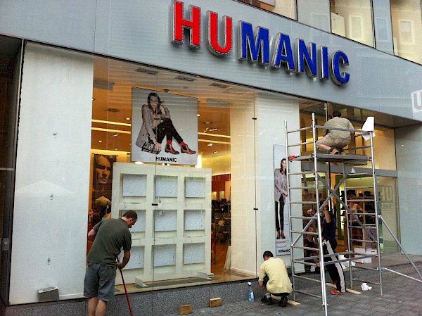Instalace skleněné výlohy prodejny obuvi Humanic