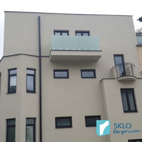 Skleněný balkon z mléčného skla