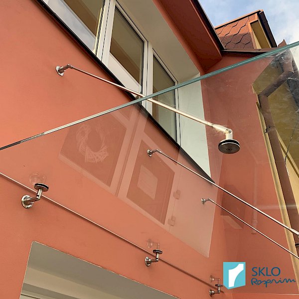 Detail skleněné vchodové stříšky mateřské školy