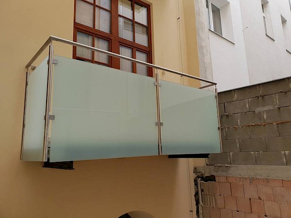 Zábradlí balkónu z mléčného skla