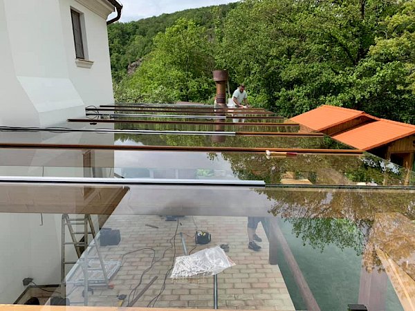 Zasklení střechy pergoly